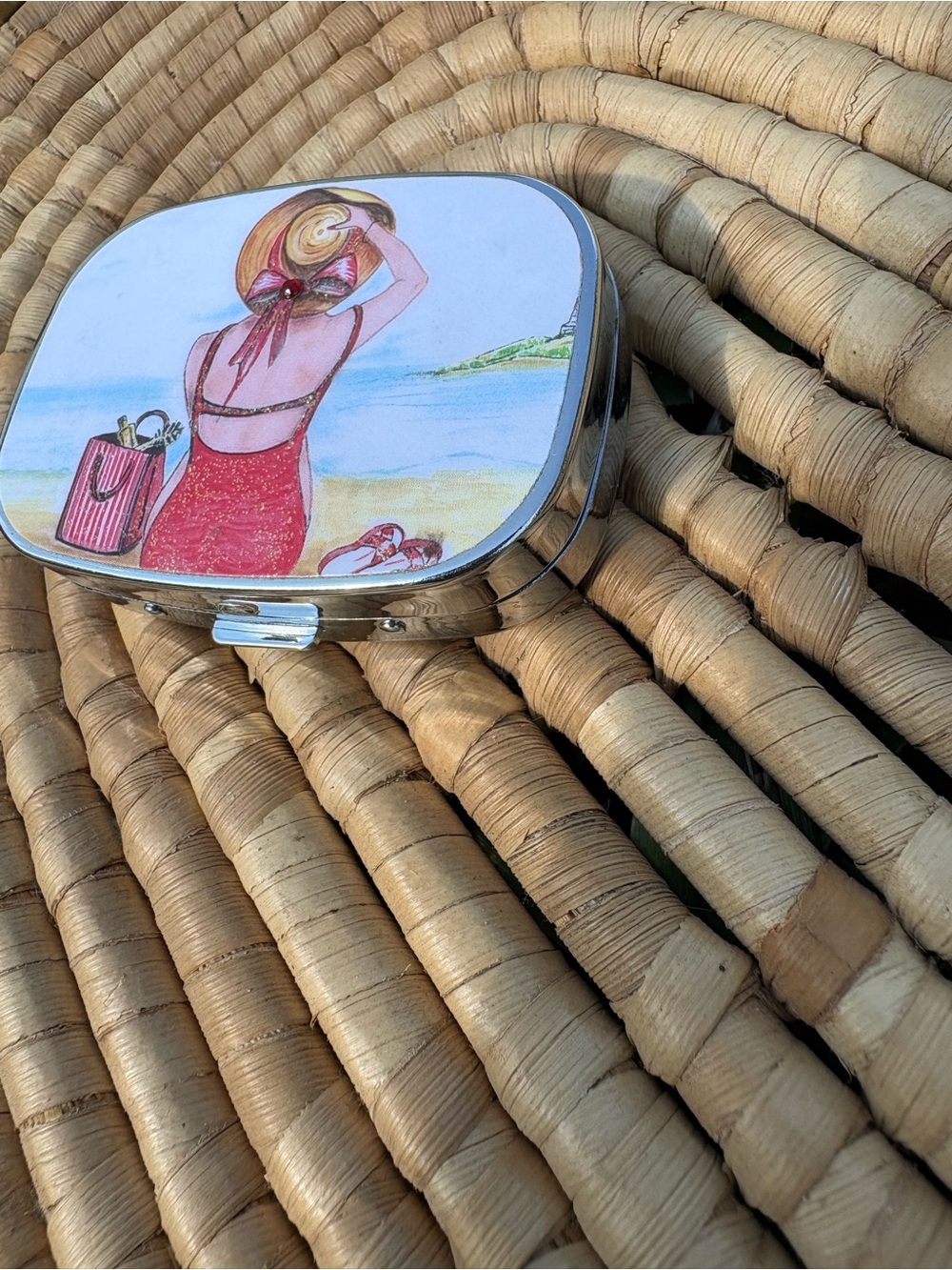 Art Deco ~ Compact Pill Box with Red Dress Beach Illustration Storage - Picture 2 of 5